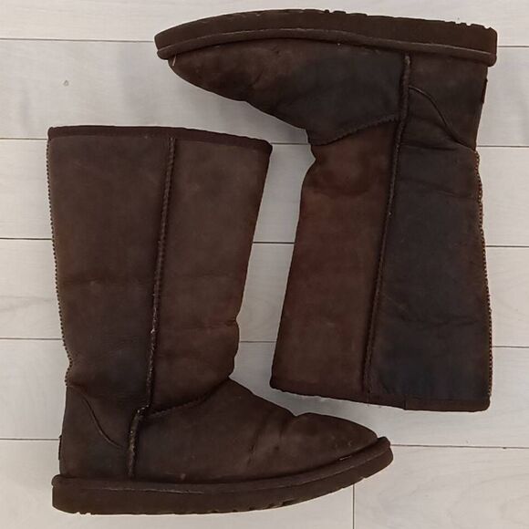 UGG Australia Women's Brown Suede Round Toe Pull-On Classic Short Boot Size 6 - Picture 2 of 6